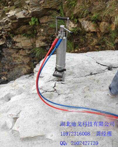 采石场石材开采设备可配绳锯使用大大提高效率&nbsp;&nbsp;安全免爆破设备&nbsp;&nbsp;免爆破劈裂机