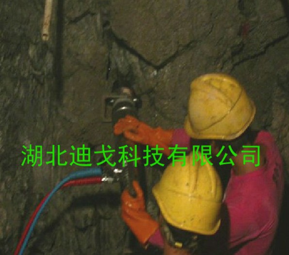 新型钨矿开采设备首选迪戈液压分裂机 矿山开采
