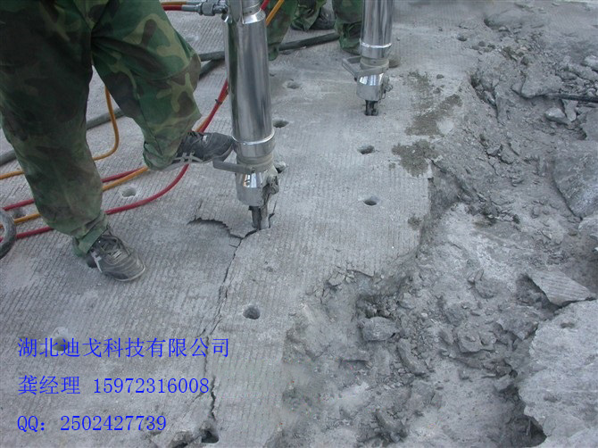 湖南炮击破碎锤打不动的岩石代替最新型机械&nbsp;&nbsp;液压劈裂机&nbsp;&nbsp;岩石劈裂机&nbsp;&nbsp;矿山开采设备