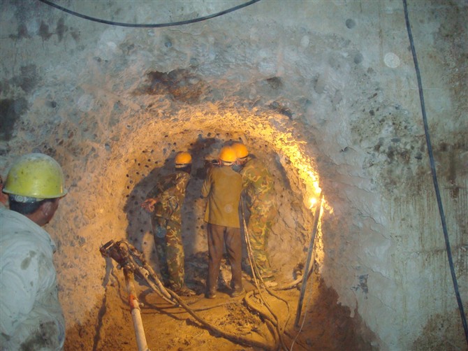 铅锌矿开采设备免无声静态机械&nbsp;&nbsp;安全免爆破设备&nbsp;&nbsp;液压劈裂机