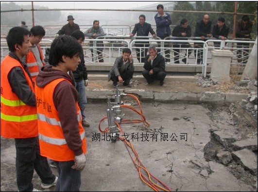 天津桥面混凝土拆除设备替代破碎锤静态拆除机械&nbsp;&nbsp;桥面拆除