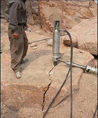边坡岩石拆除机械 边坡岩石拆除机械价格&nbsp;&nbsp;岩石劈裂机