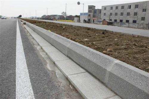 池州路沿石、泰山石材、石材路沿石  石质路沿石  芝麻白路沿石