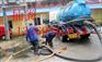 北京红军营南路清掏化粪池员工持有上岗证