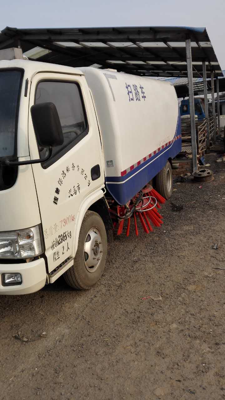 山东供应道路清扫车扫路车吸尘喷洒车  吸尘喷洒清扫车  吸尘车