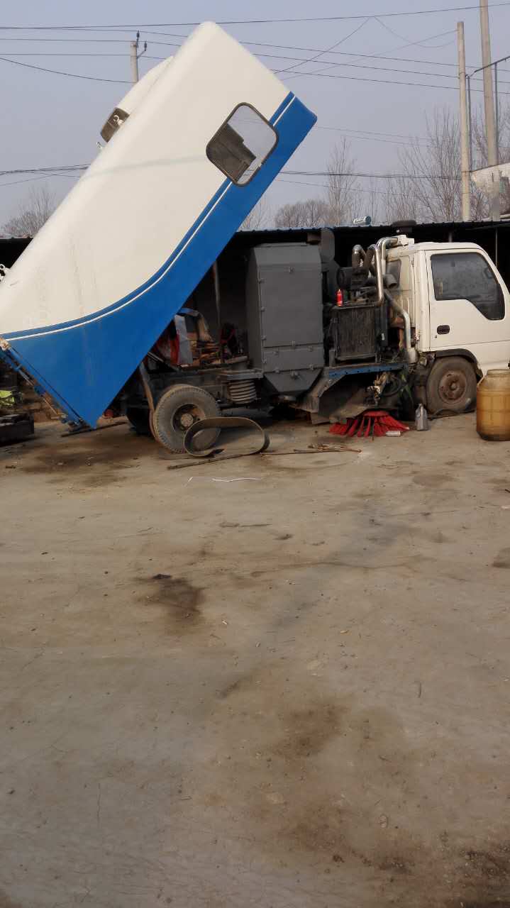 山东供应道路清扫车扫路车吸尘喷洒车  吸尘喷洒清扫车  吸尘车