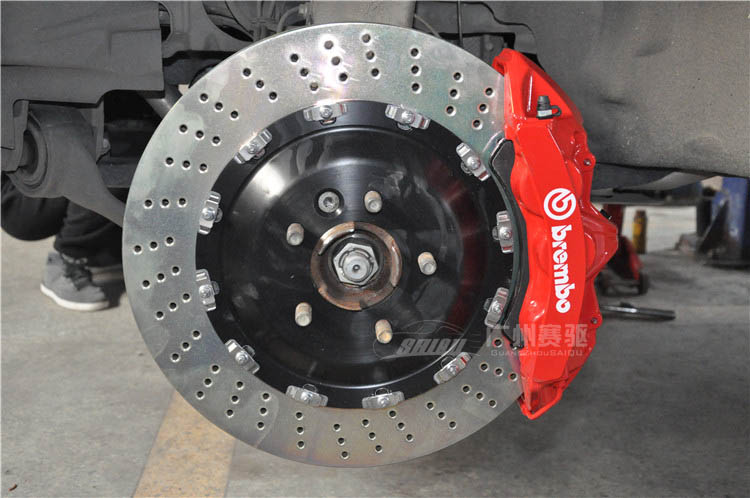 路虎揽胜几种升级改装方法之一Brembo六活塞刹车  Brembo GT6刹车  路虎揽胜改装刹车制动  六活塞刹车卡钳套装