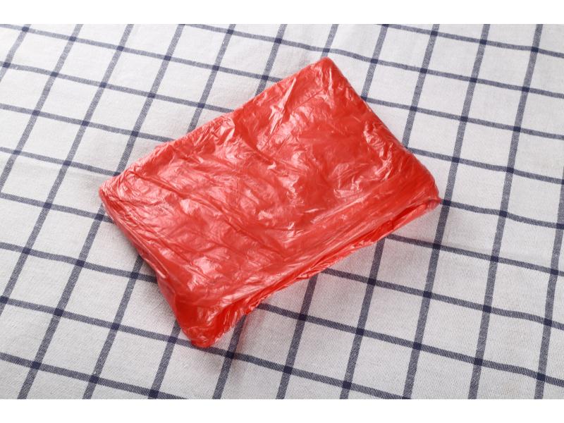 泉绿恒一次性会议桌布批发1.4米红色PE塑料防水防油污  一次性桌布  红色塑料布  台布