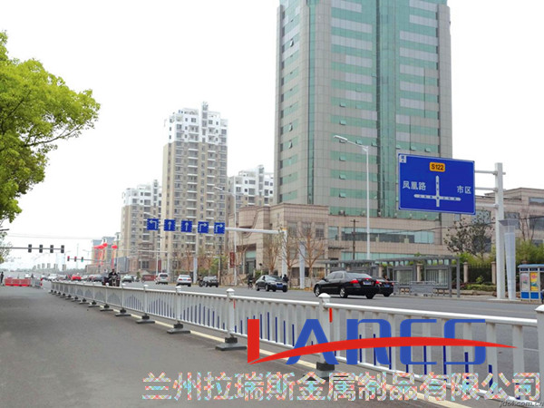 天水市市政道路护栏多少钱一米  城市护栏  隔离护栏