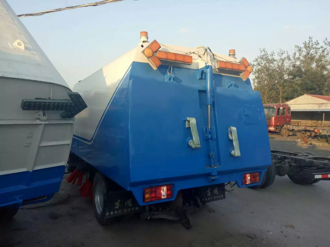 山东 5吨大功率道路清扫车厂家价钱  吸尘车  吸尘喷洒清扫车