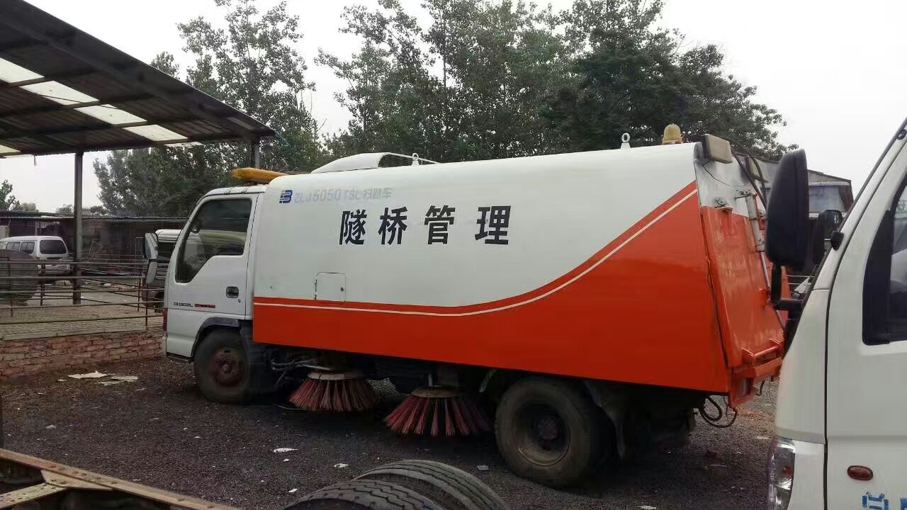山东 5吨大功率道路清扫车厂家价钱  吸尘车  吸尘喷洒清扫车