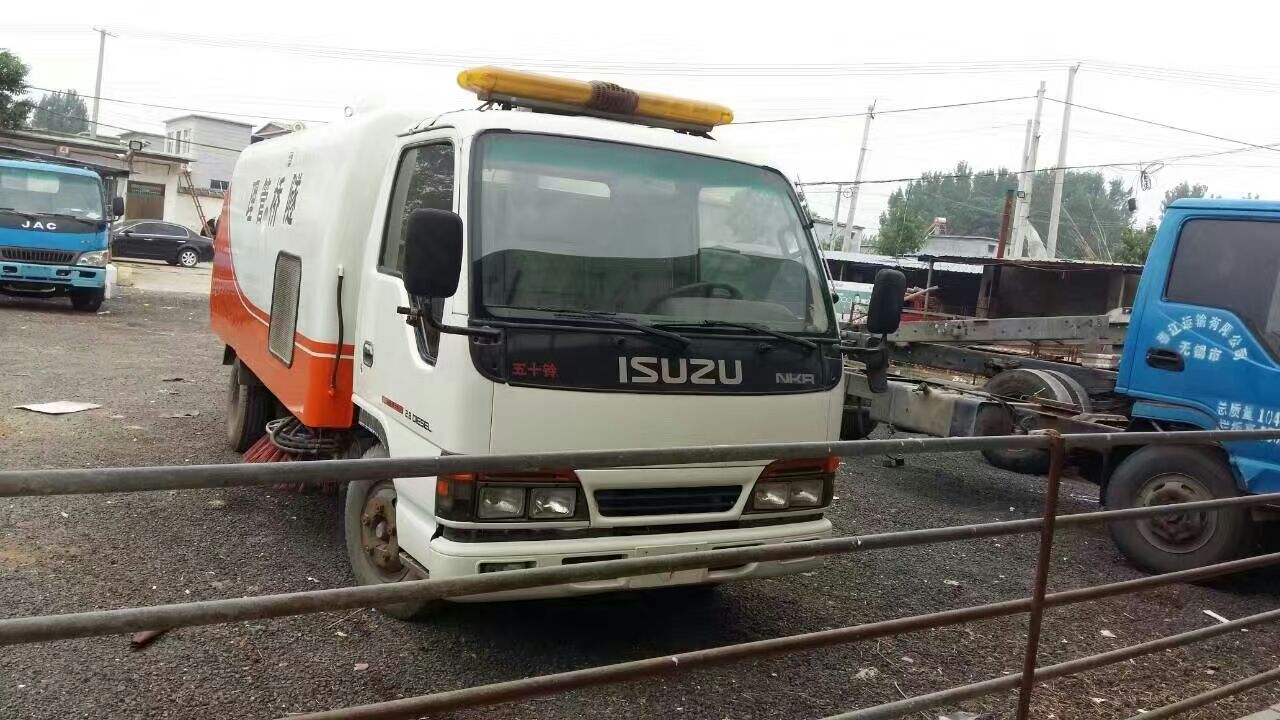 山东 5吨大功率道路清扫车厂家价钱  吸尘车  吸尘喷洒清扫车