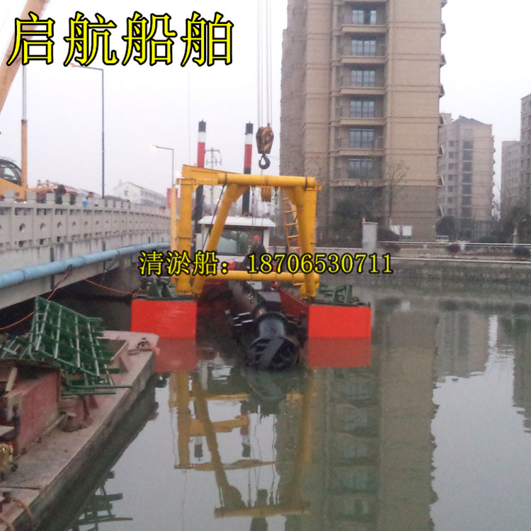 江苏四桩定位的清淤泥船具备自航能力