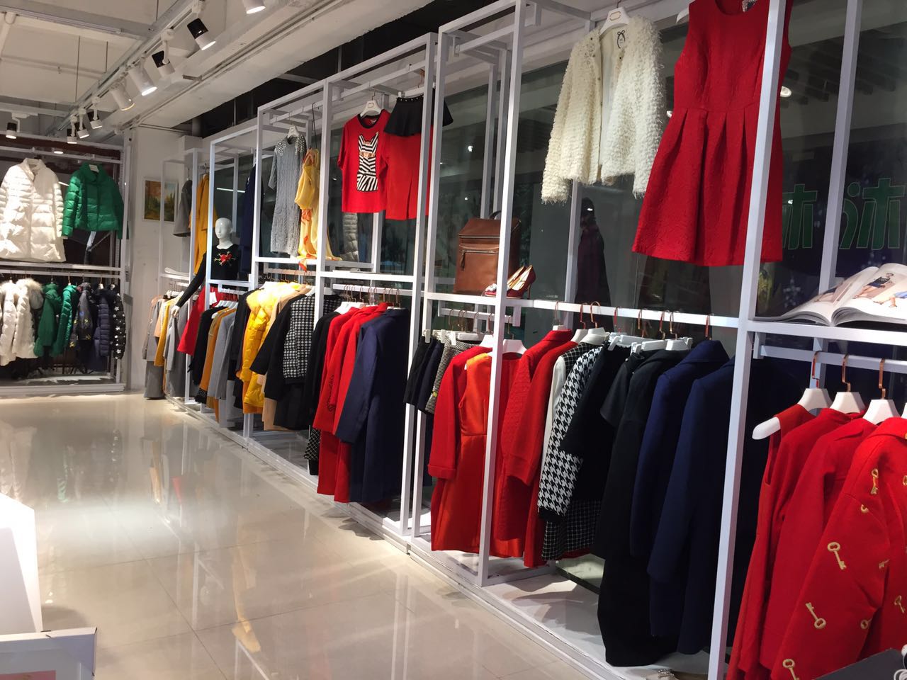 女装公司，推荐尾货女装批发沐沐服饰|哪里  折扣女装