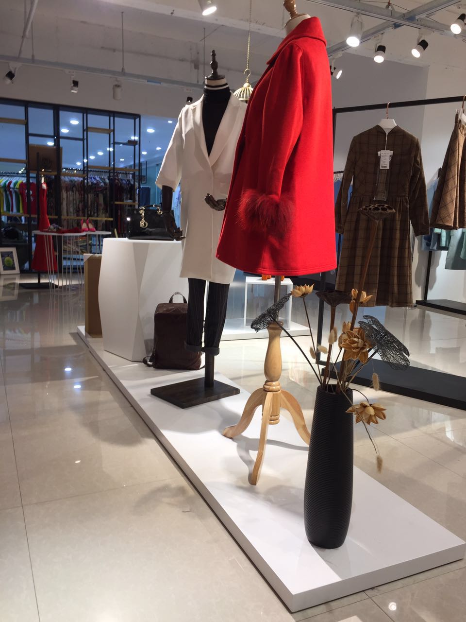 口碑好的尾货，由大众推荐具有口碑的女装  折扣女装