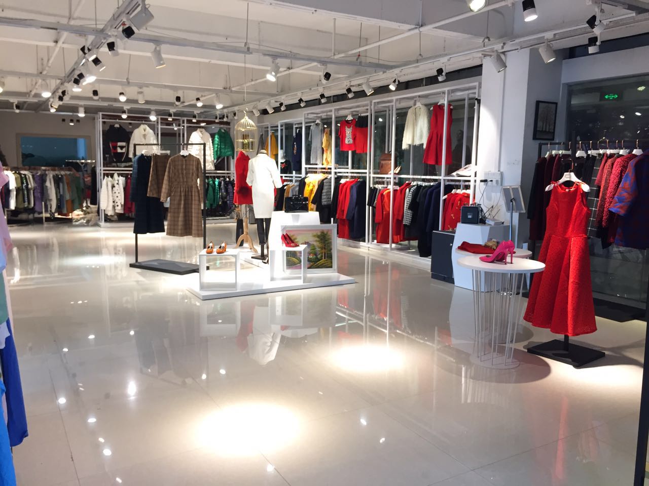 尾货_尾货女装批发沐沐服饰供应报价合理的  折扣女装