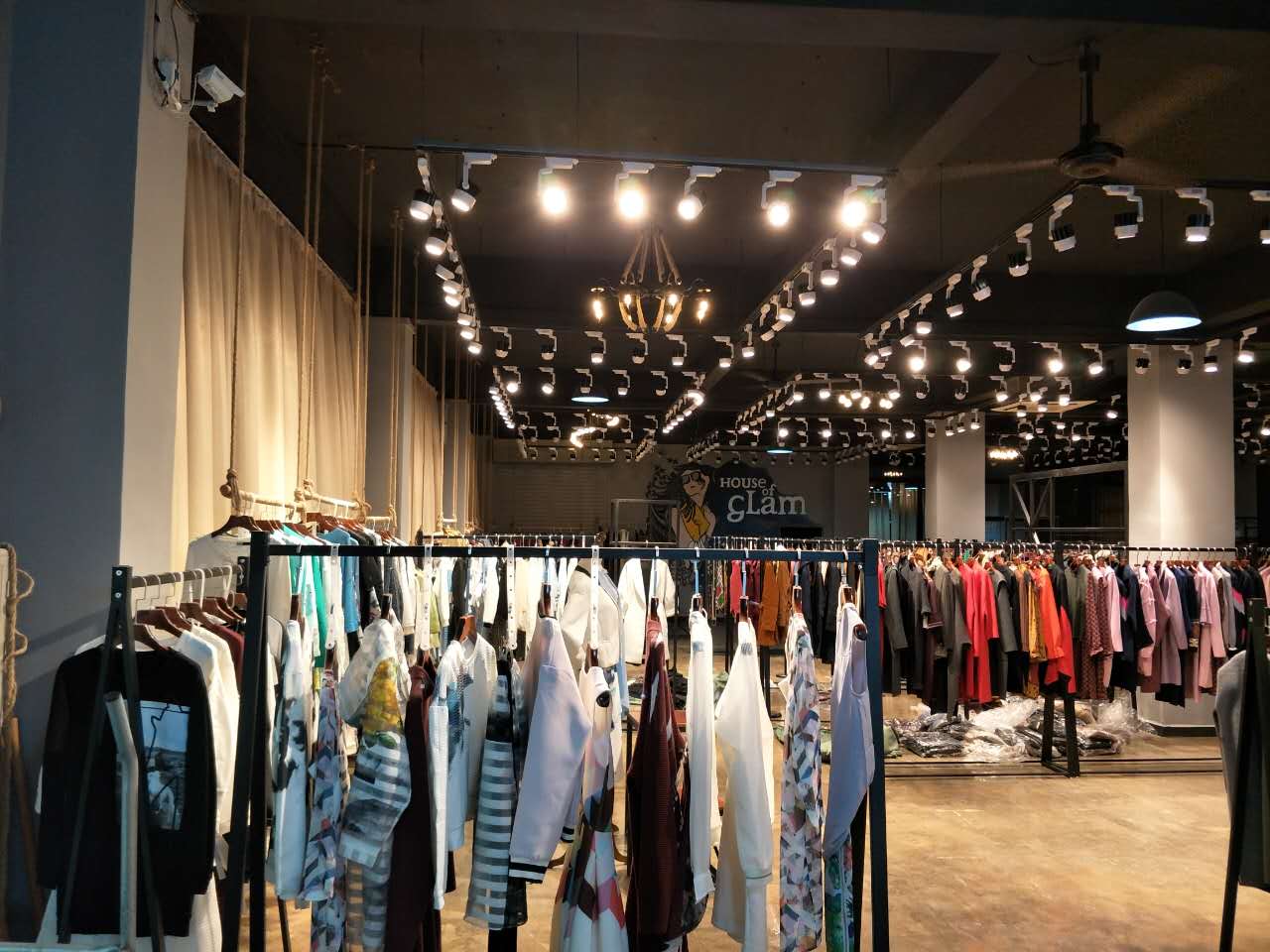 正品潮牌女装库存尾货批发就来衣源国际服饰  品牌休闲女装  品牌商务女装  品牌时尚女装