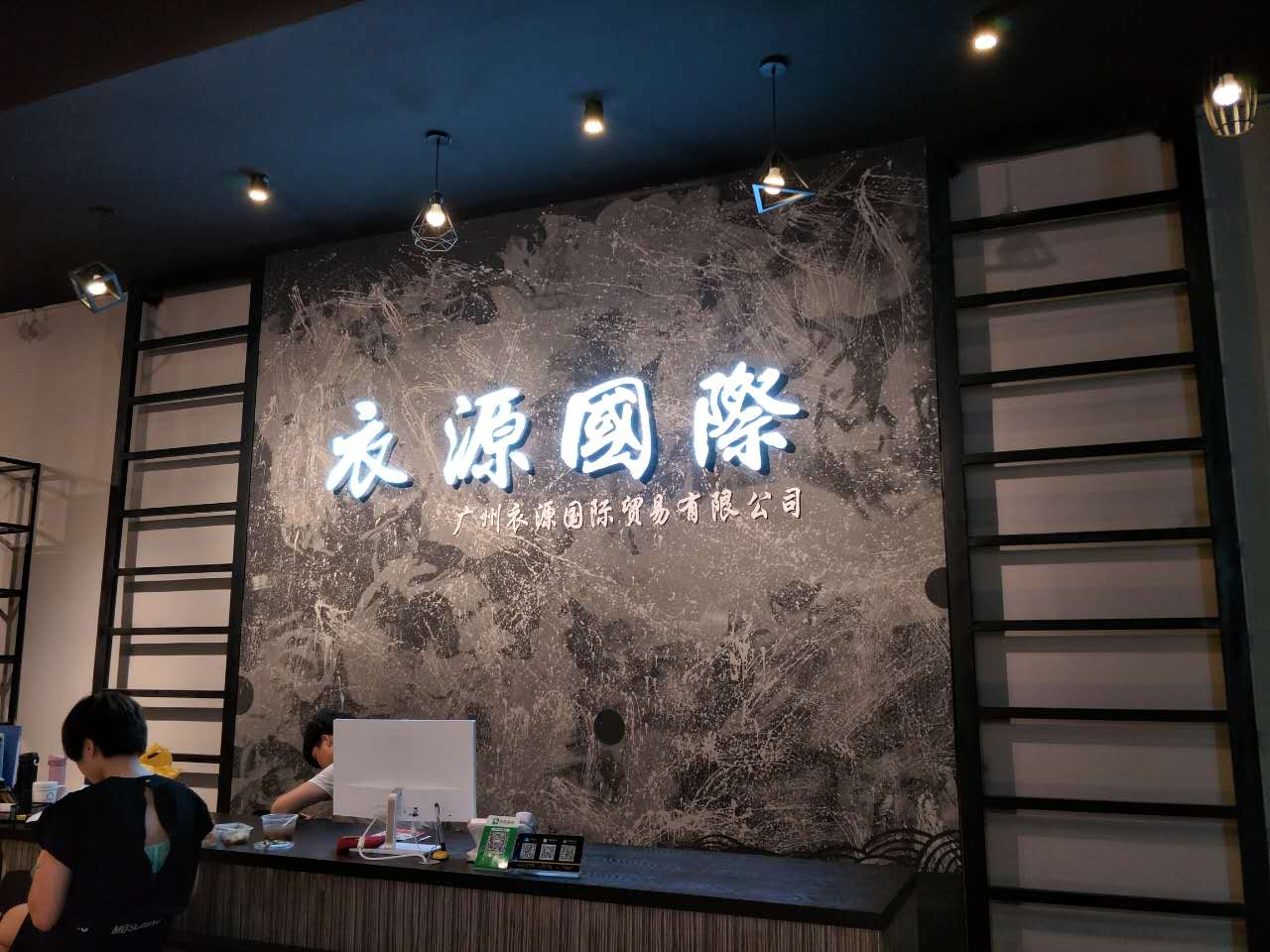 国内一二线女装服装尾货批发  品牌休闲女装  品牌商务女装  品牌时尚女装