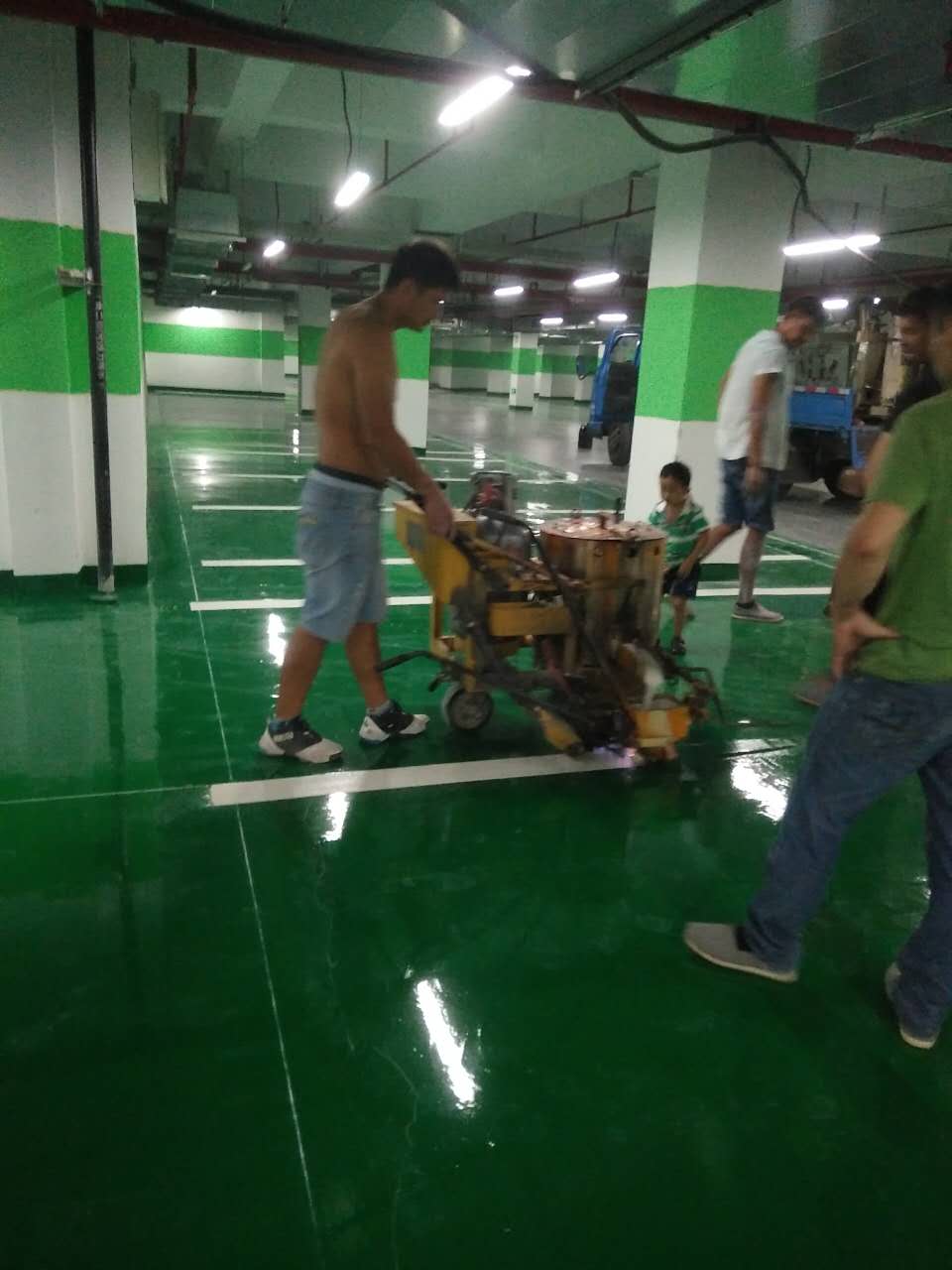 广州停车场划线专业施工队2017年价格优惠  广州校区道路划线  停车场地坪漆  马路划斑马线