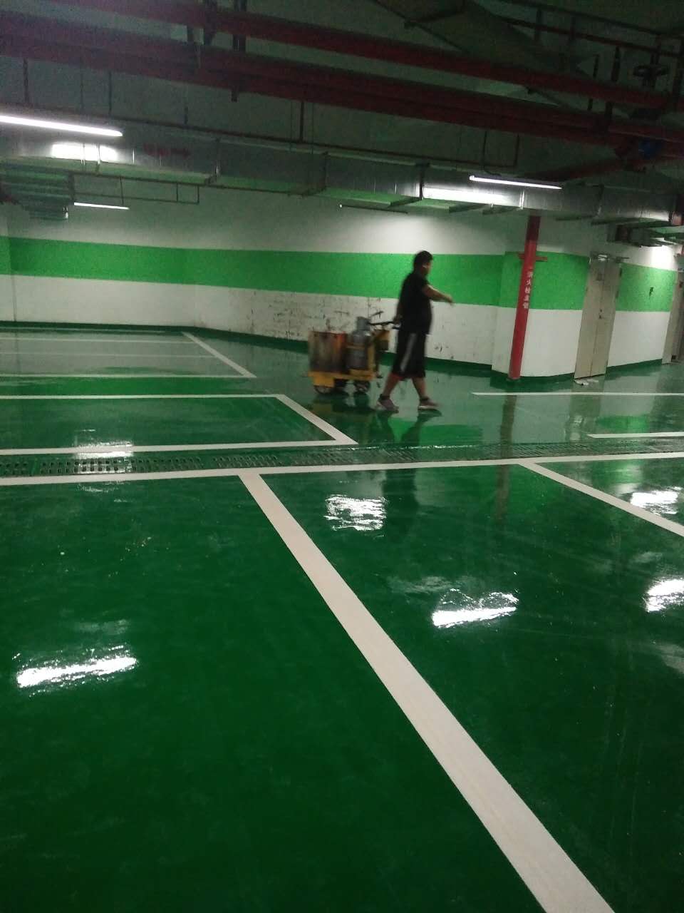 广州停车场划线专业施工队2017年价格优惠  广州校区道路划线  停车场地坪漆  马路划斑马线