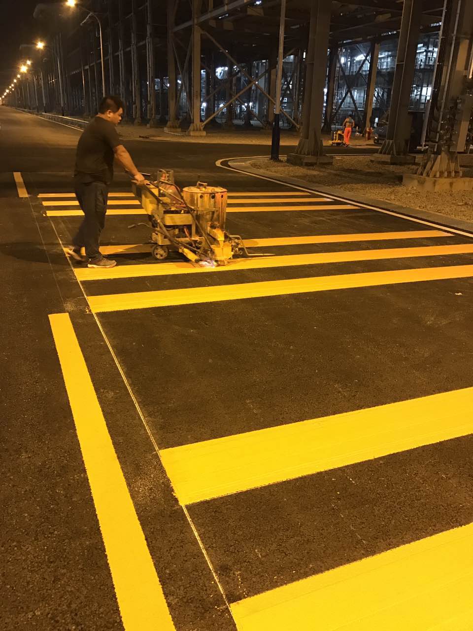 龙岗道路厂区热熔划线 划斑马线禁停线施工  凤岗停车场划线  龙华车库划线  光明道路施工
