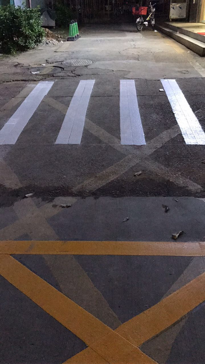 公明交通施工热熔划线厂家/公明道路标准画线尺寸  警示柱  禁停线  箭头线