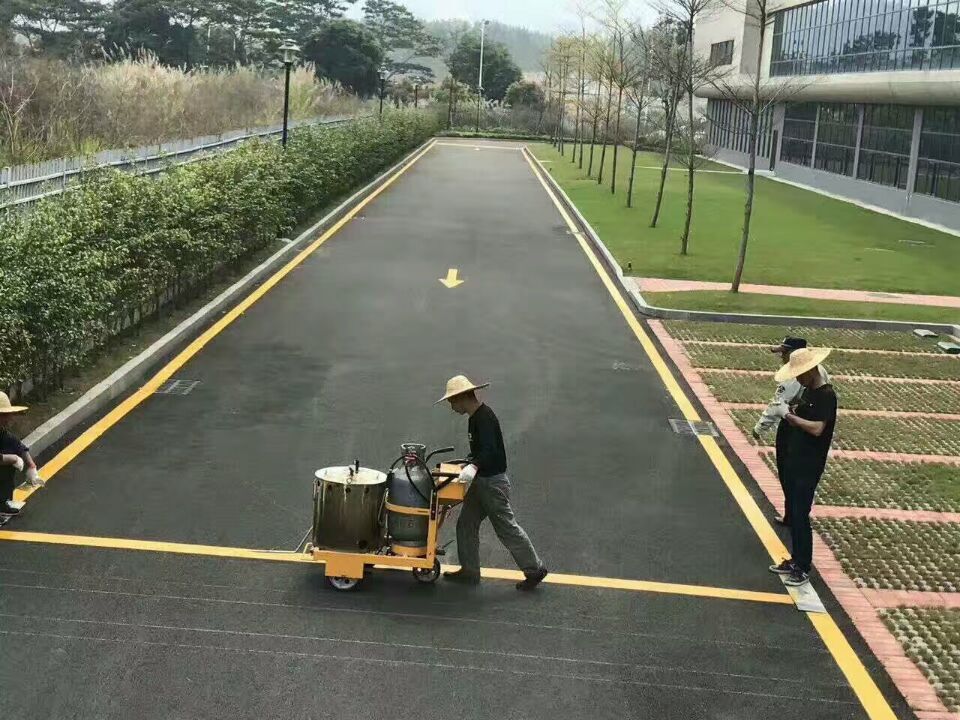 深圳停车场划线厂家/专业标准停车位画线施工队图片  马路划线施工  找厂区通道画线  划斑马线