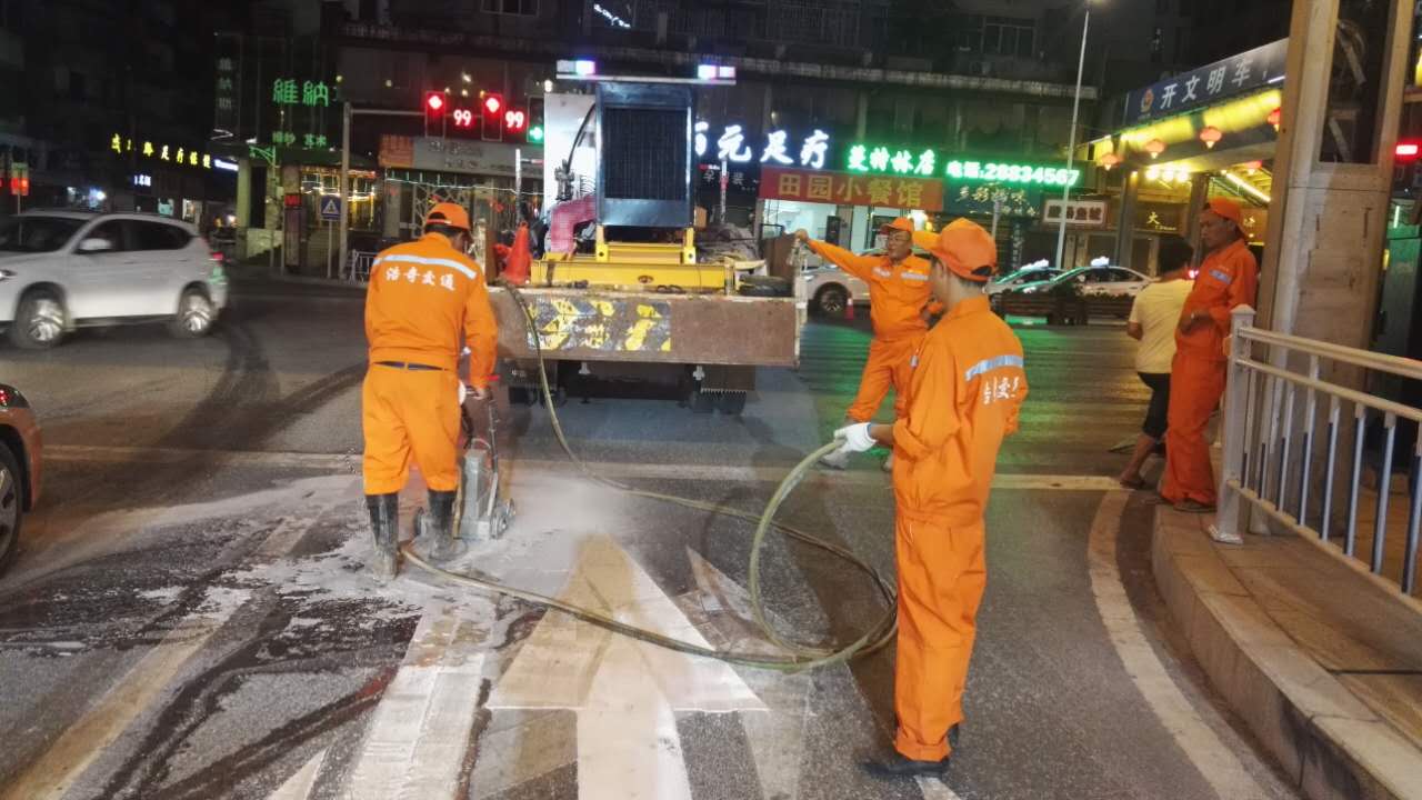 织金道路高压水除线施工  织金道路水除线  织金道路划线