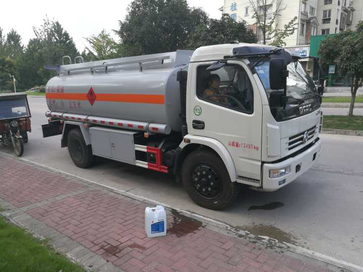 东风多利卡5吨8吨油罐车 流动加油车价格 半挂运油车