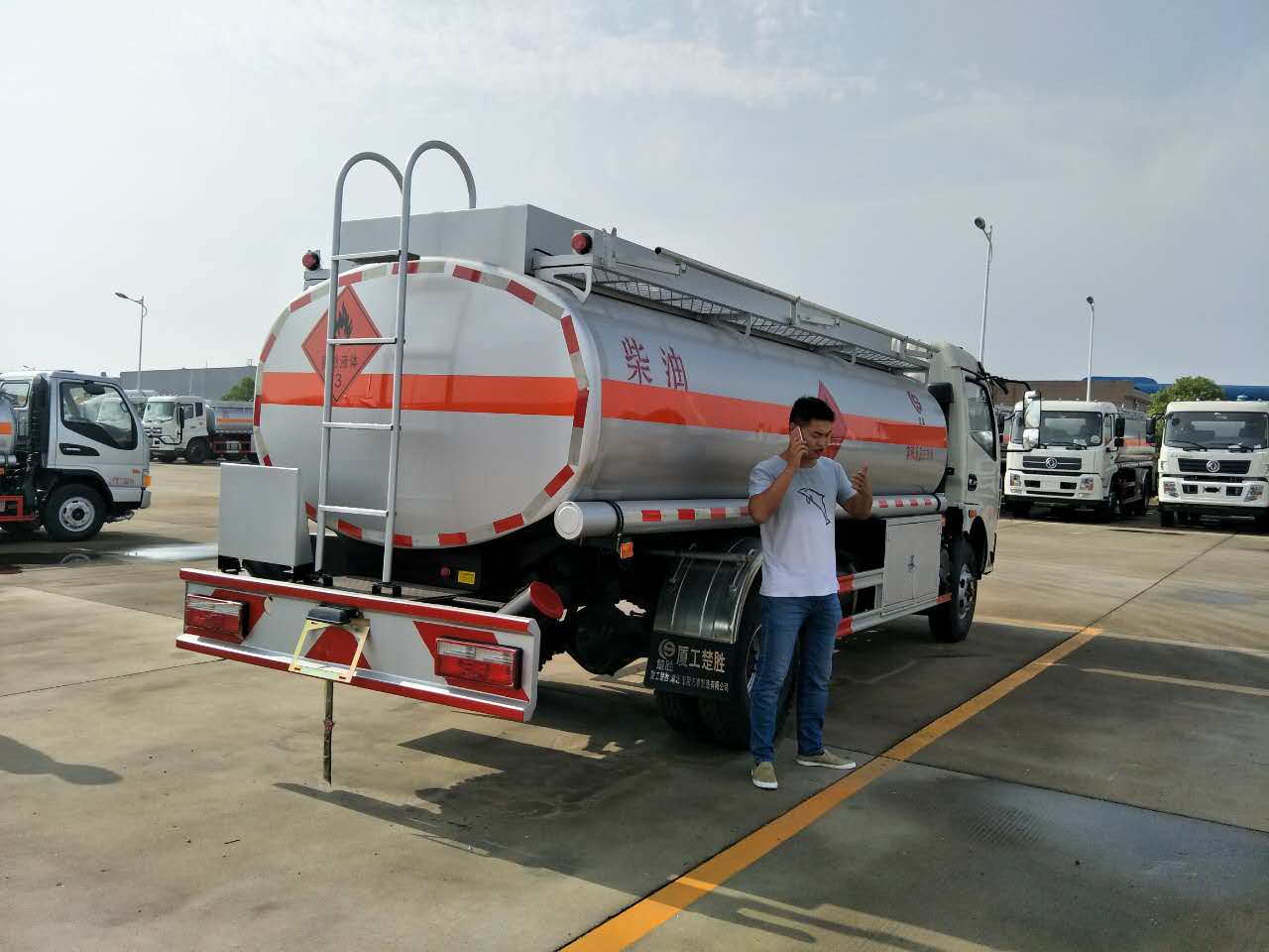 5吨8吨12吨油罐车  流动加油车  5吨油罐车
