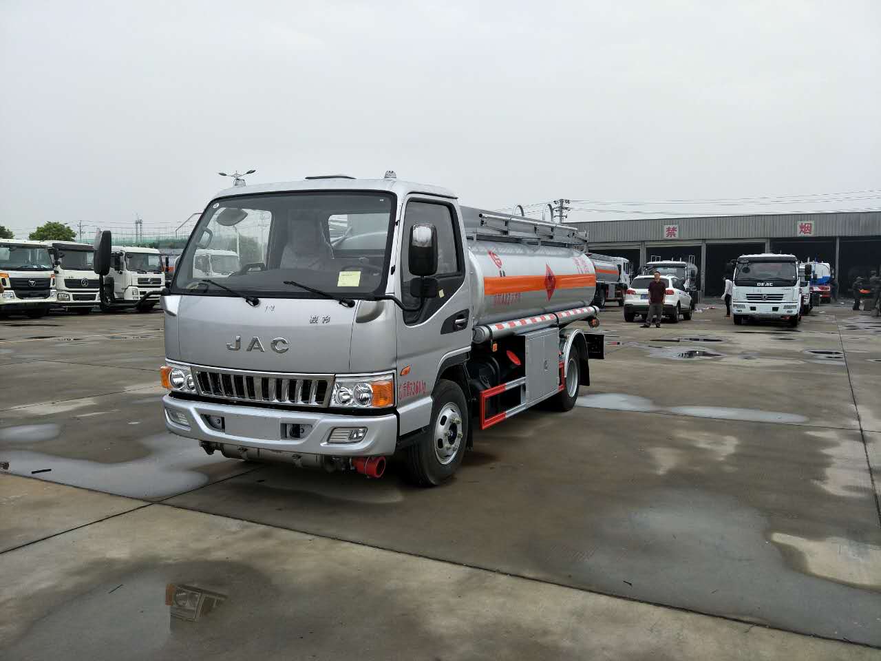 5吨8吨12吨油罐车  流动加油车  5吨油罐车