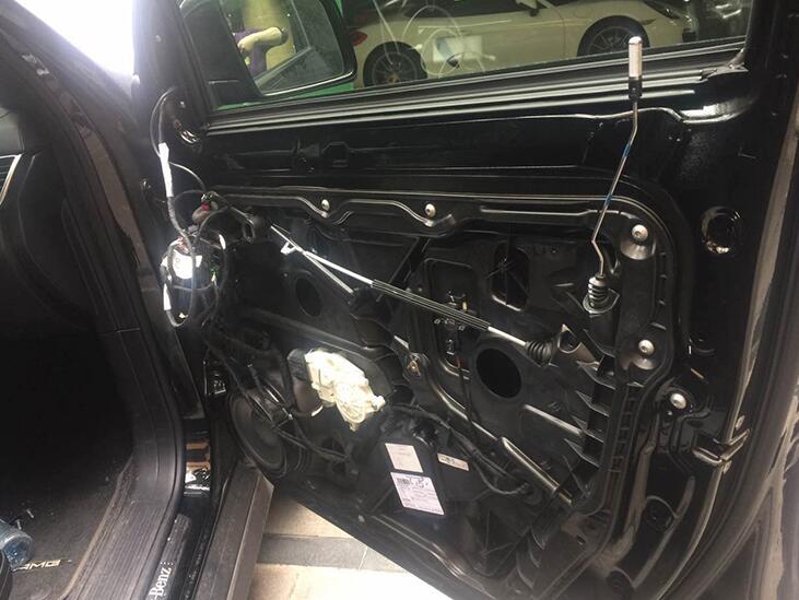 17款奔驰GLS400改装电吸门作业效果图