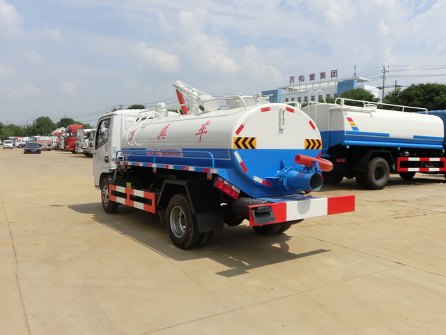 东风多利卡国五吸粪车厂家直销&nbsp;&nbsp;5吨吸粪车