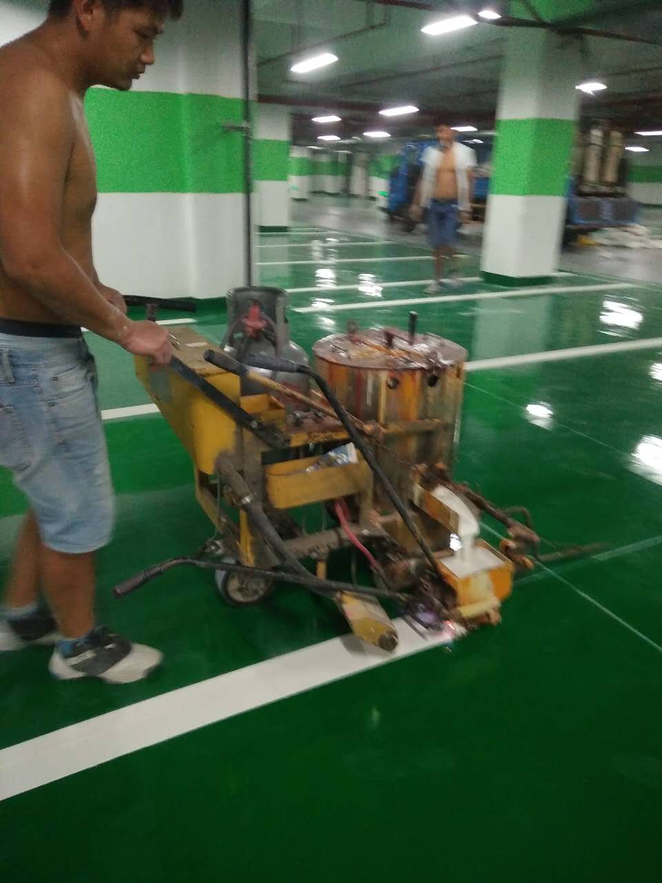承接沥青路划线 深圳停车场设施划线工程 物业通道标线 警示柱 标志牌 铁马护栏