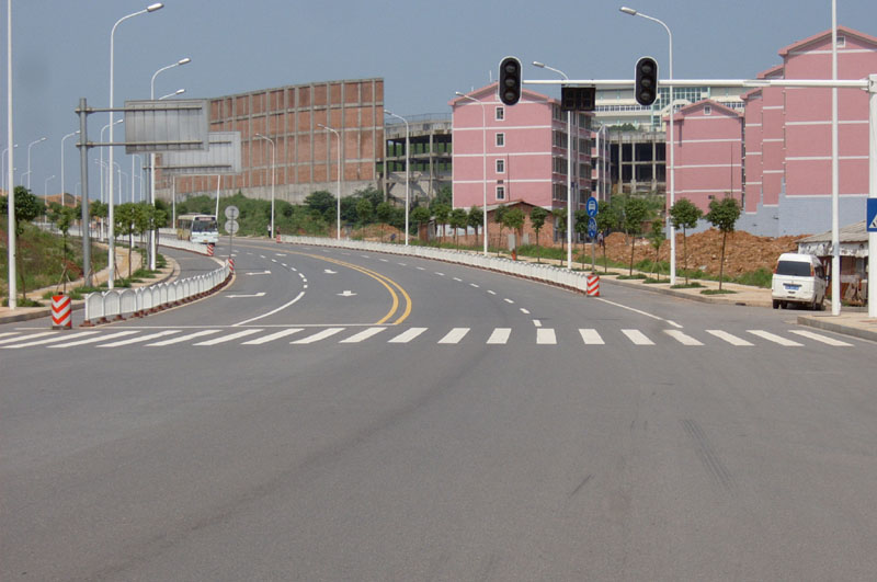 信宜公路划停车位，学校门口画禁止停车线，划线  交通标线
