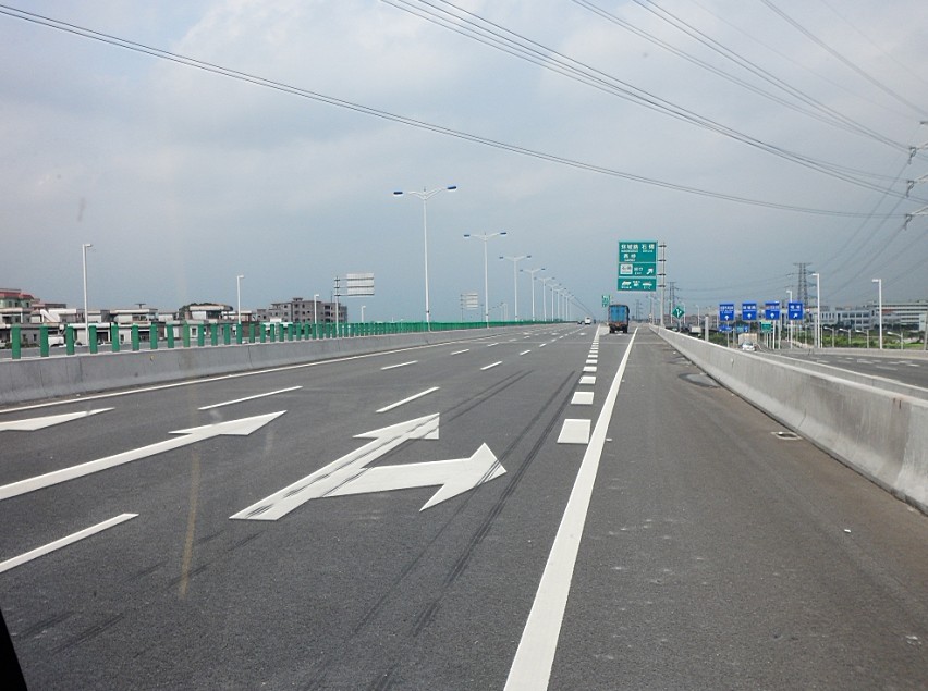 信宜公路划停车位，学校门口画禁止停车线，划线  交通标线