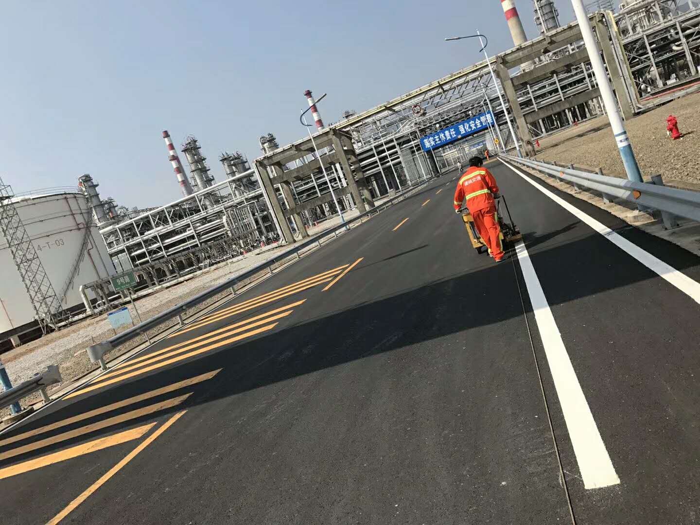 深圳公路热熔车位划线，停车场地坪漆画线技巧  酒店车位划线  马路人行线  学校跑道标线