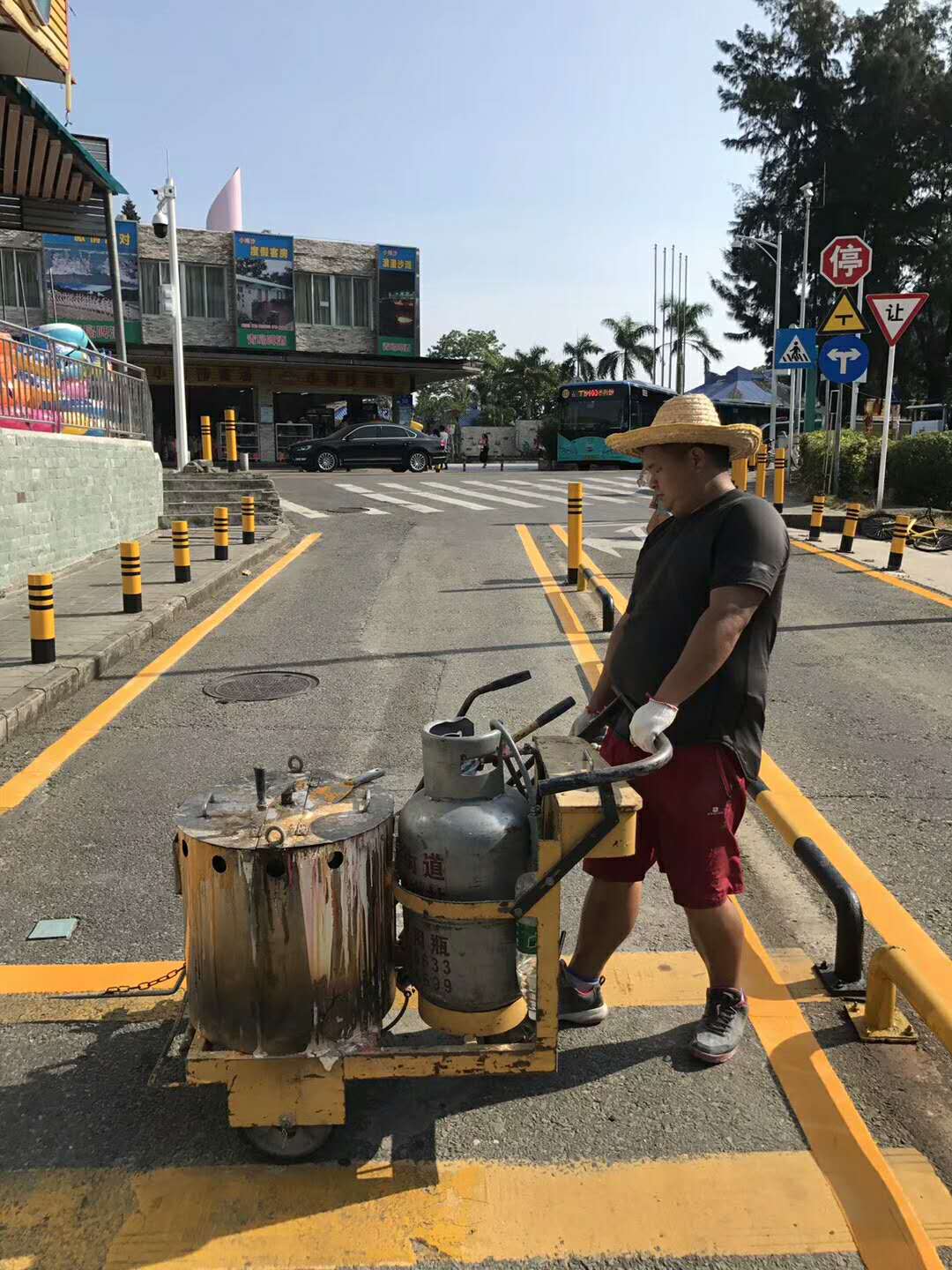 深圳十年的交通道路划线施工队，马路车道标线设计  U型定位器  路口指示线  热熔停车位标线