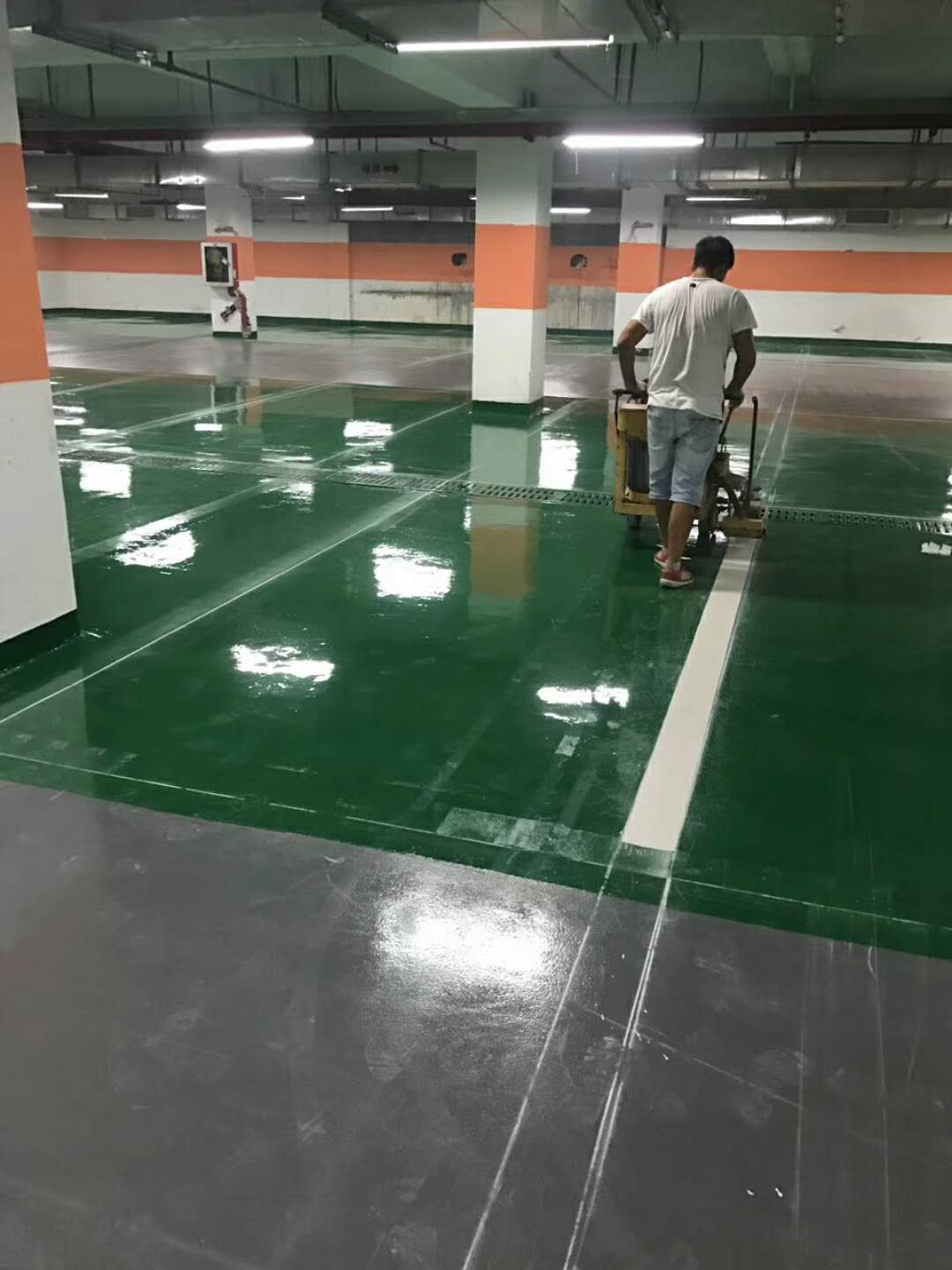 停车场划线，道路标线，交通设施产品地面画车道线  U型档车杆  铁马护栏