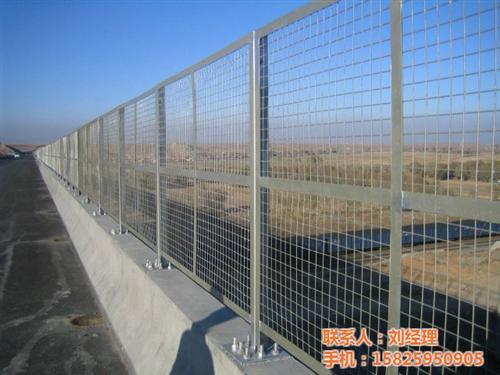 护栏网、重庆祥驰护栏网、专业护栏网批发 铁路护栏网 足球场护栏网