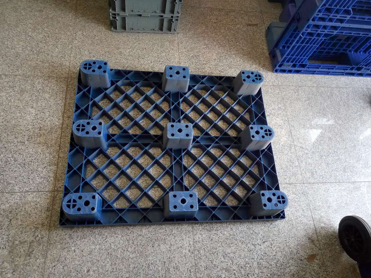 仓库防潮专用塑料垫板黑色蓝色均可制作网格九脚