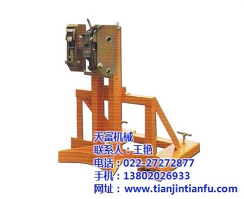 潍坊油桶夹,买油桶夹到天富机械,单油桶夹  叉车油桶夹  双油桶夹  双鹰嘴油桶夹