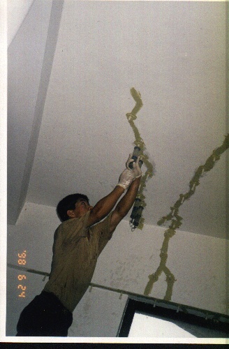 地面裂缝处理方法,顶楼房子墙体裂缝是怎么回事