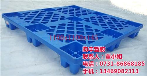 网格塑胶托盘尺寸_炎陵县塑胶托盘_昀丰塑  塑料塑胶托盘厂家  湖南长沙塑胶托盘  田字塑胶托盘叉车