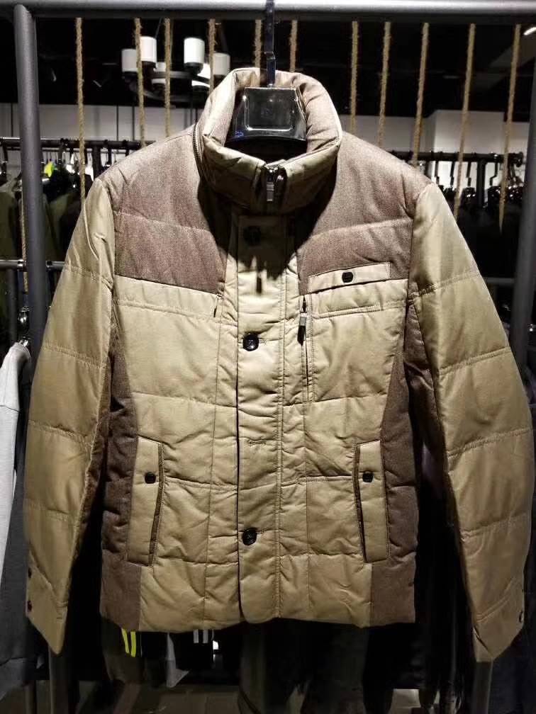 国内一二线运动品牌库存棉服厂家尾货批发在广州世通  品牌专业尾货  品牌羽绒服批发厂家  库存尾货批发
