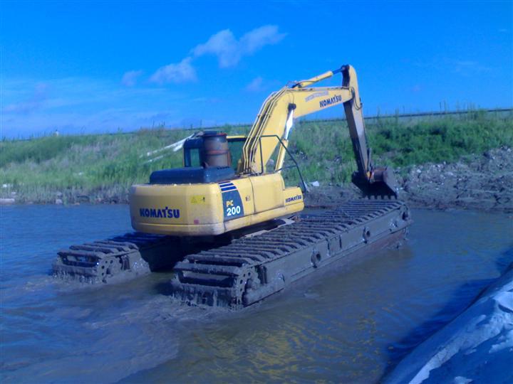 集宁现代215-9湿地挖掘机出租&nbsp;&nbsp;水路挖掘机&nbsp;&nbsp;水上挖掘机&nbsp;&nbsp;水陆两用挖掘机