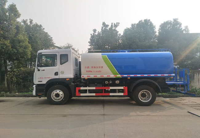 5吨洒水车批发价上牌无忧&nbsp;&nbsp;东风洒水车&nbsp;&nbsp;洒水车价格