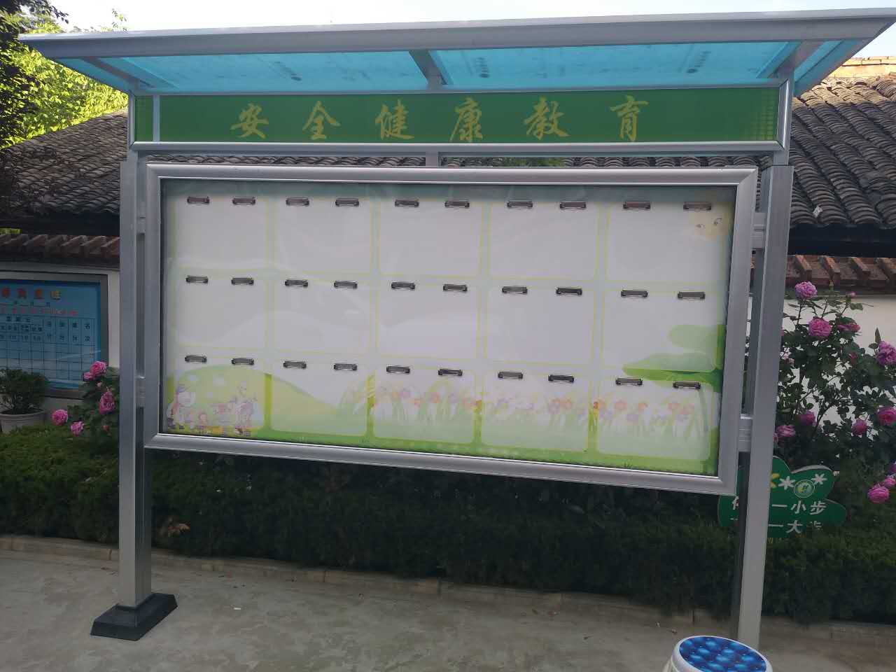 铝合金立柱宣传栏|开启式公告栏