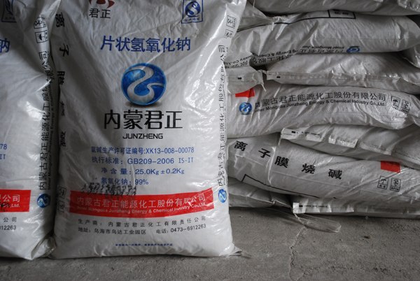 淄博99片碱生产厂家-【强力推荐】淄博领&nbsp;&nbsp;99片碱价格