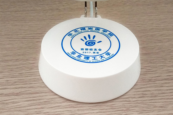 创意礼品音响灯厂家:校友会纪念品案例 空气加湿器 音乐台灯